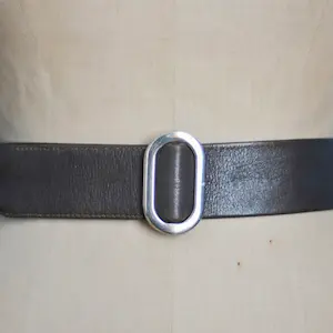 Large ceinture vintage cuir gris taupe ceinture de taille grosse boucle argent taille unique années 70 seventies 70s pour marquer la taille