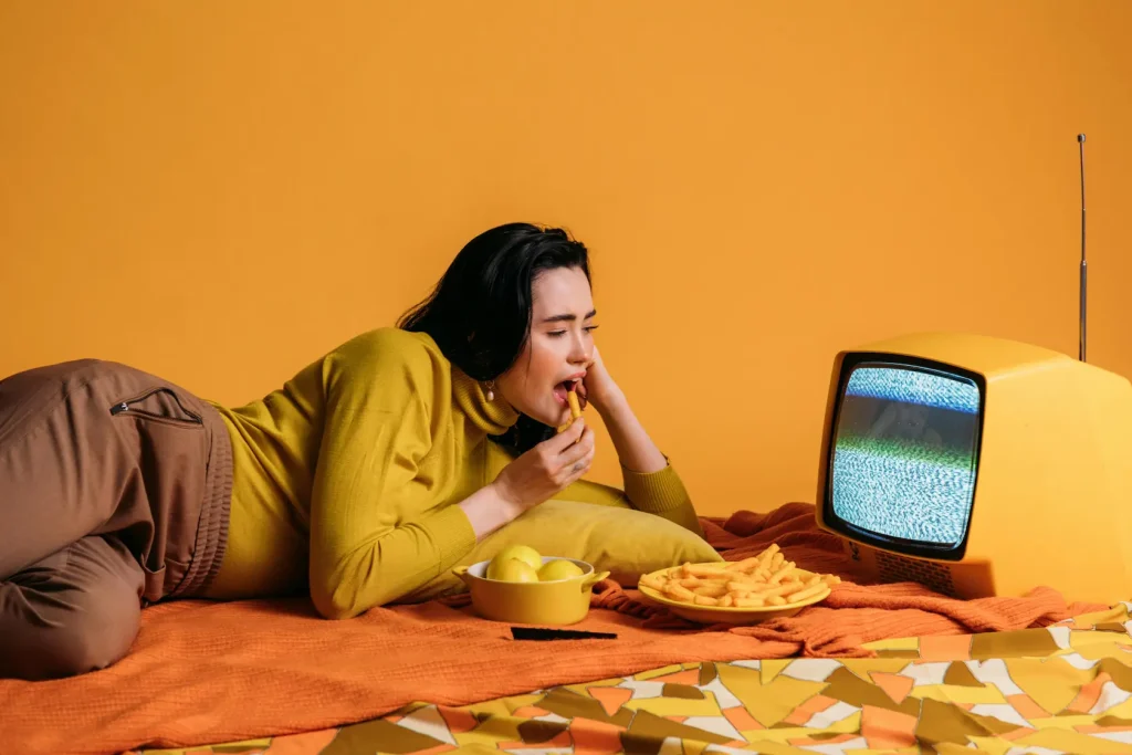 Femme frite devant télé