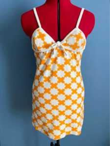 Robe vintage 36-38 en serviette éponge orange fleurs blanches des années 70 