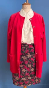 silhouette vintage sur mannequin stockman avec un cardigan vintage en velours rouge gerard darel et une chemise en soie ivoire et une mini jupe en jeans des années 80