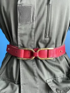 Ceinture vintage des années 80 en cuir rouge de la marque Chantal de Vassieu pour l'Aiglon. Boucle en laiton doré modèle déposé Mexican