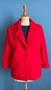 mannequin Stokman habillé d'un manteau en laine rouge vintage de la marque Le Minor, fabriqué en France